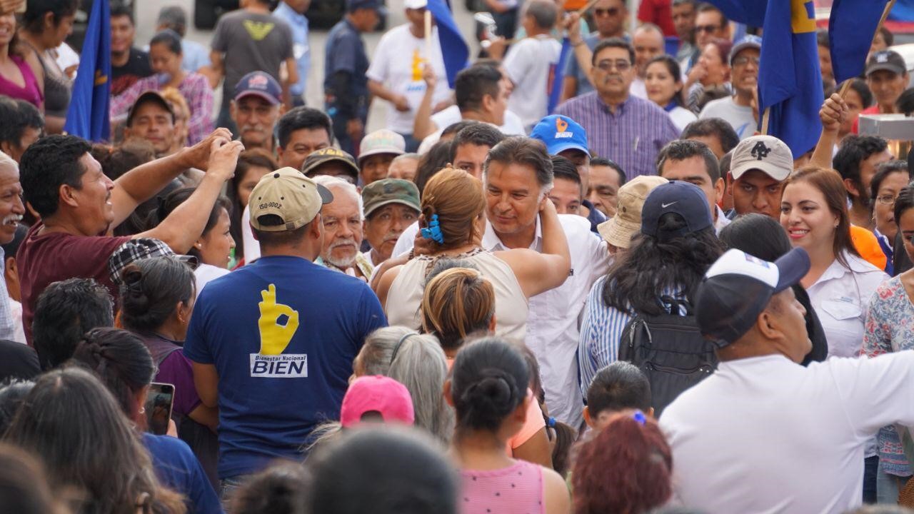El exgobernante Alfonso Portillo saluda a los correligionarios del partido BIEN luego de un mitin. (Foto Prensa Libre: Cortesía)