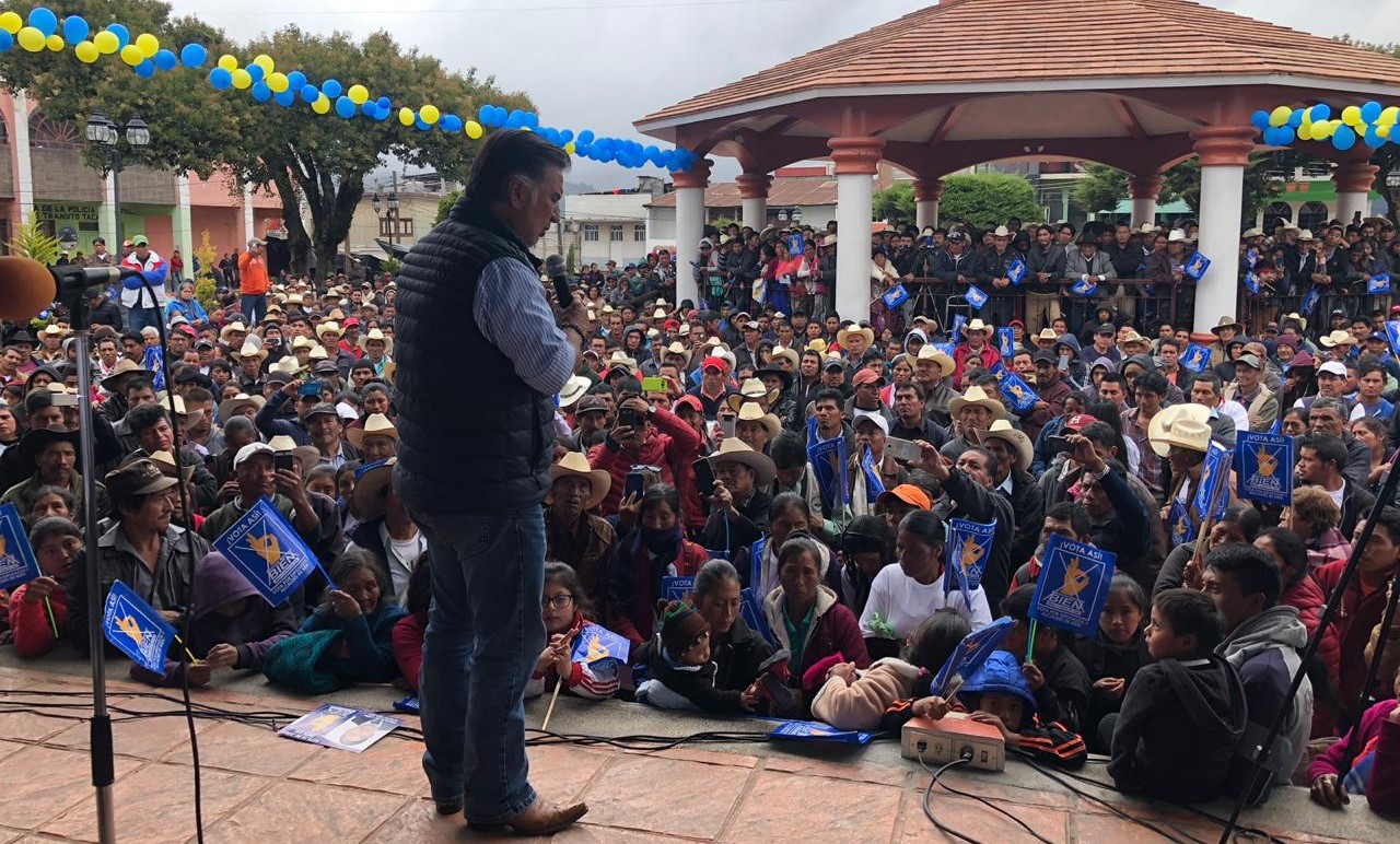 El expresidente Alfonso Portillo participa en un mitin de campaña electoral y apoya a los candidatos a alcalde en Quetzaltenango. (Foto Prensa Libre: Cortesía) 