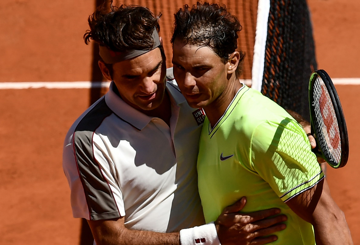 El español Rafael Nadal abraza al suizo Roger Federer luego de ganar la semifinal de semifinales en el torneo de tenis Ronal Garros 2019. (Foto Prensa Libre: AFP). 