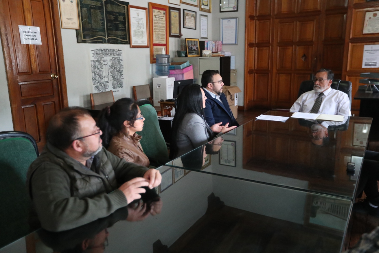 Representantes del sector turístico de Xela se reunieron con el alcalde Luis Grijalva para exigir  la reparación de las calles. (Foto Prensa Libre: María Longo) 