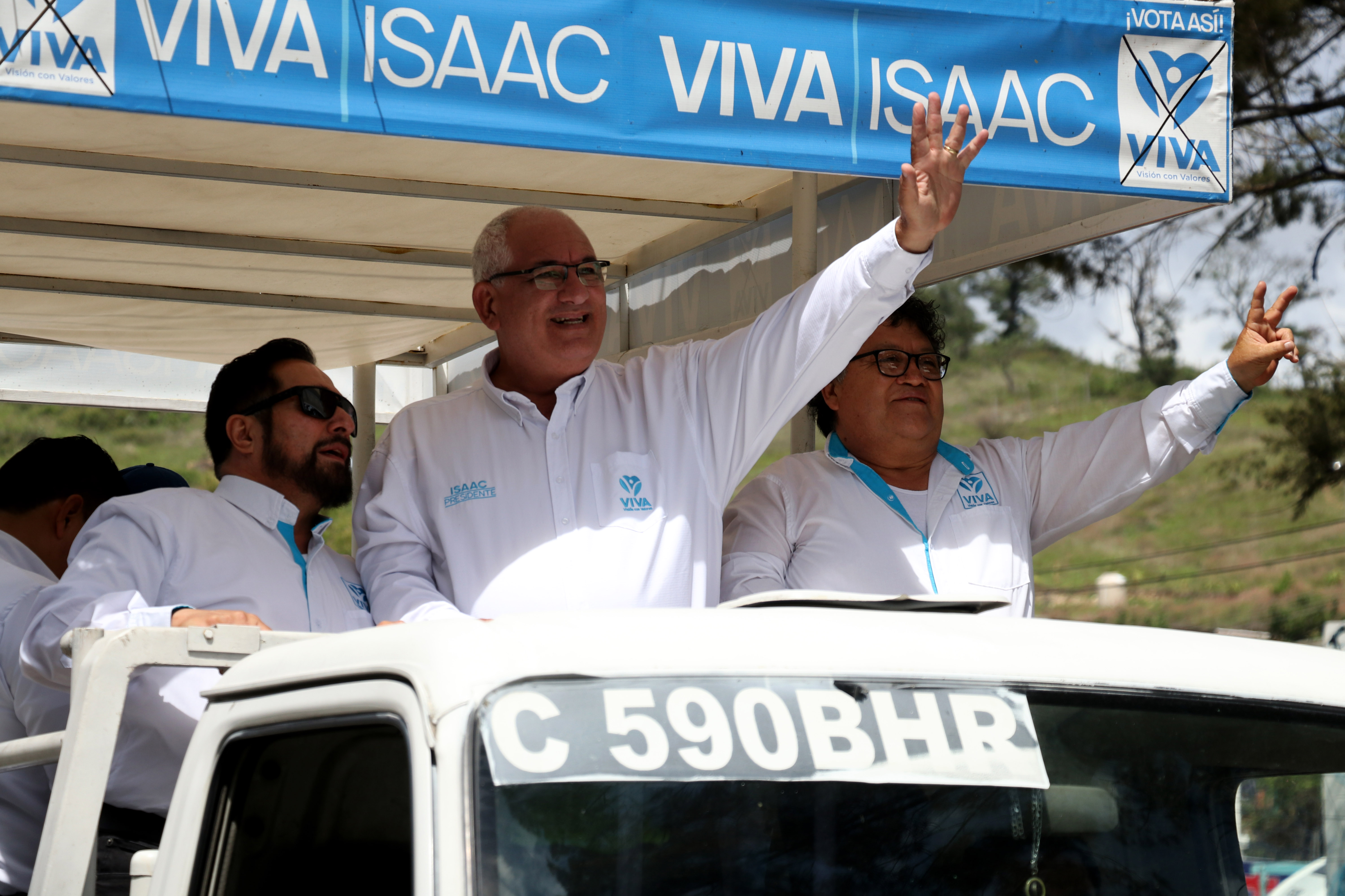  Isaac Ferchi candidato presidencial de Viva saluda a sus seguidores en Huehuetenango.(Foto Prensa Libre: Mike Castillo)
