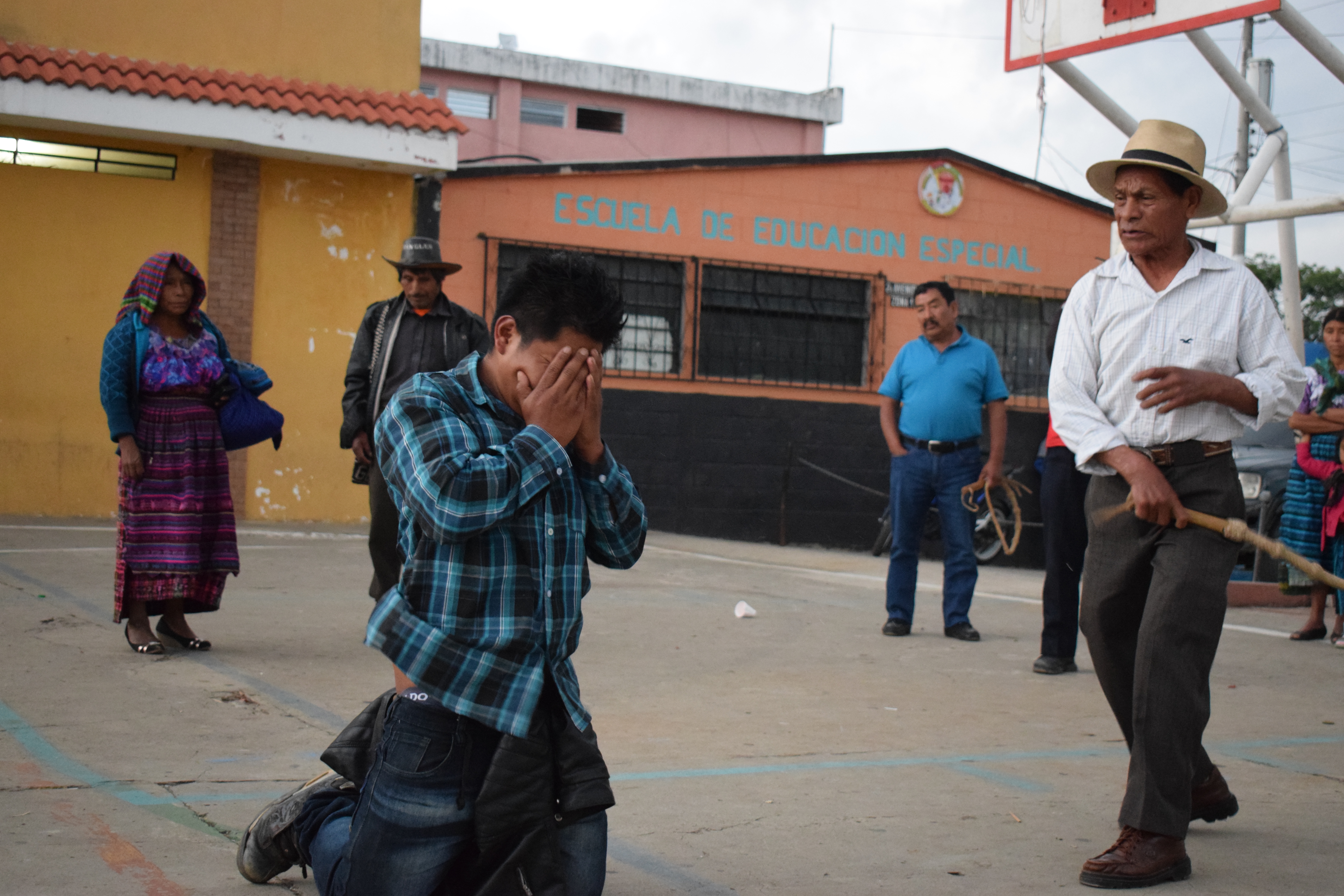Julián Poró Castro fue azotado por autoridades indígenas.(Foto Prensa Libre: Héctor Cordero)