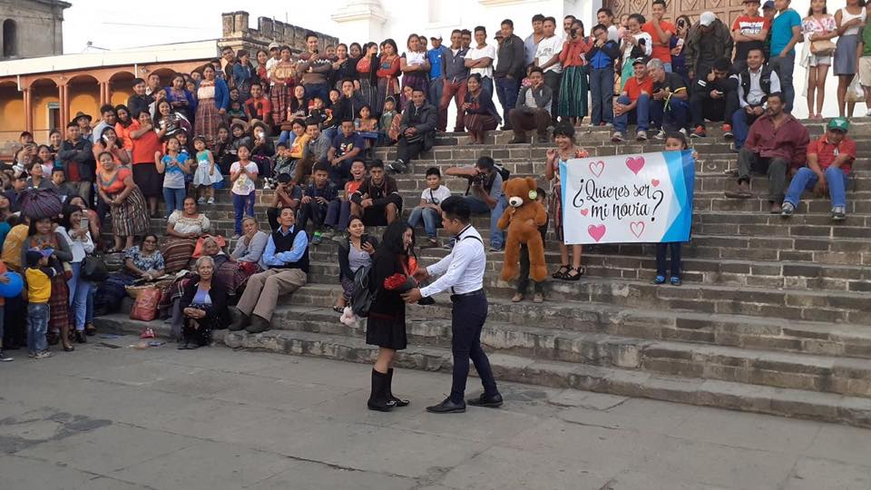 Ante decenas de personas, Miguel González le le pide a Ana López que sea su novia, frente a la multitud frente a la iglesia parroquial de Santa Cruz del Quiché,  (Foto Prensa Libre: Héctor Cordero).