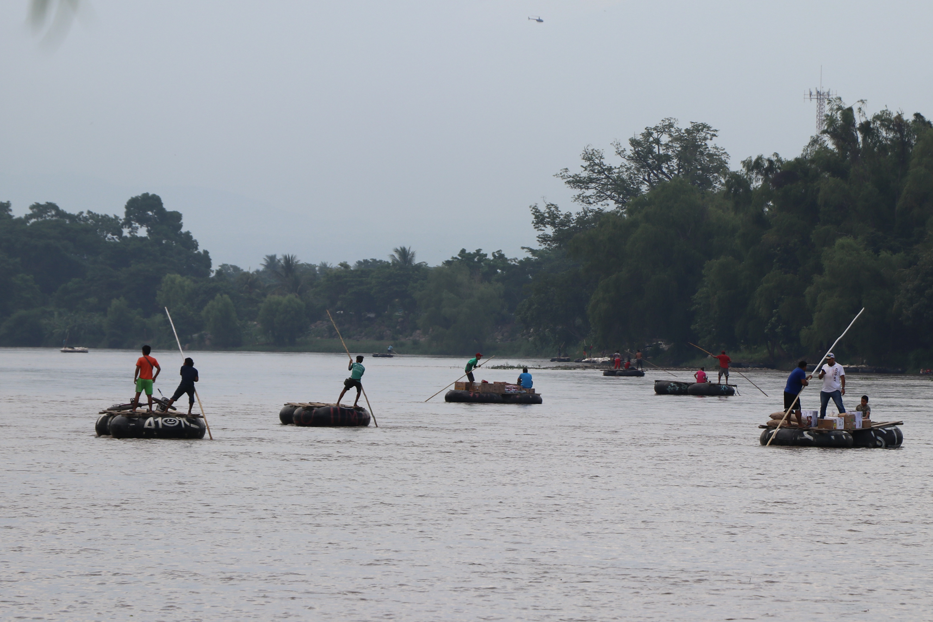 El flujo de migrantes que cruzan el río Suchiate, de Guatemala a México, no se detiene, a pesar de la incertidumbre. (Foto Prensa Libre: Whitmer Barrera)