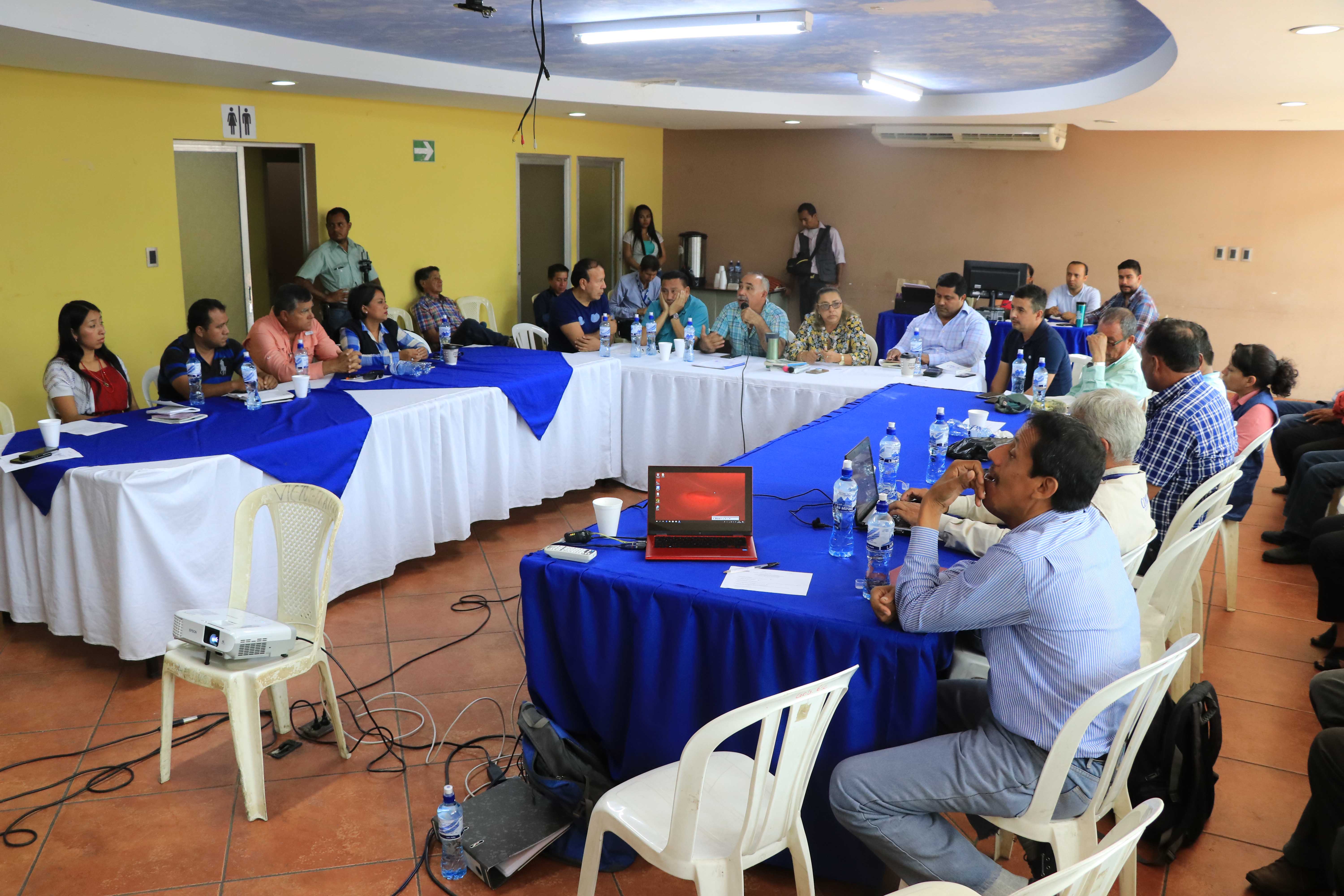 Este miércoles, integrantes del Codede de Escuintla se reunieron de forma extraordinaria para tratar el tema de la integración de la terna para optar al cargo de gobernador. (Foto Prensa Libre: Carlos Paredes)