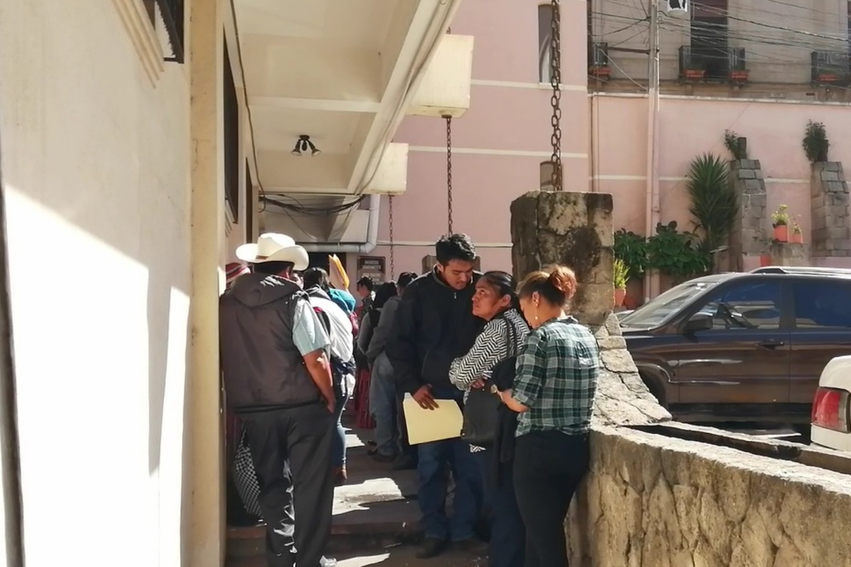 Familiares de migrantes fallecidos llegaron este jueves 26 de junio de 2019 a la sede del Minex, ubicada en el Edificio Rivera, zona 1 de Xela, para pedir la repatriación de los cadáveres. (Foto Prensa Libre: María Longo) 
