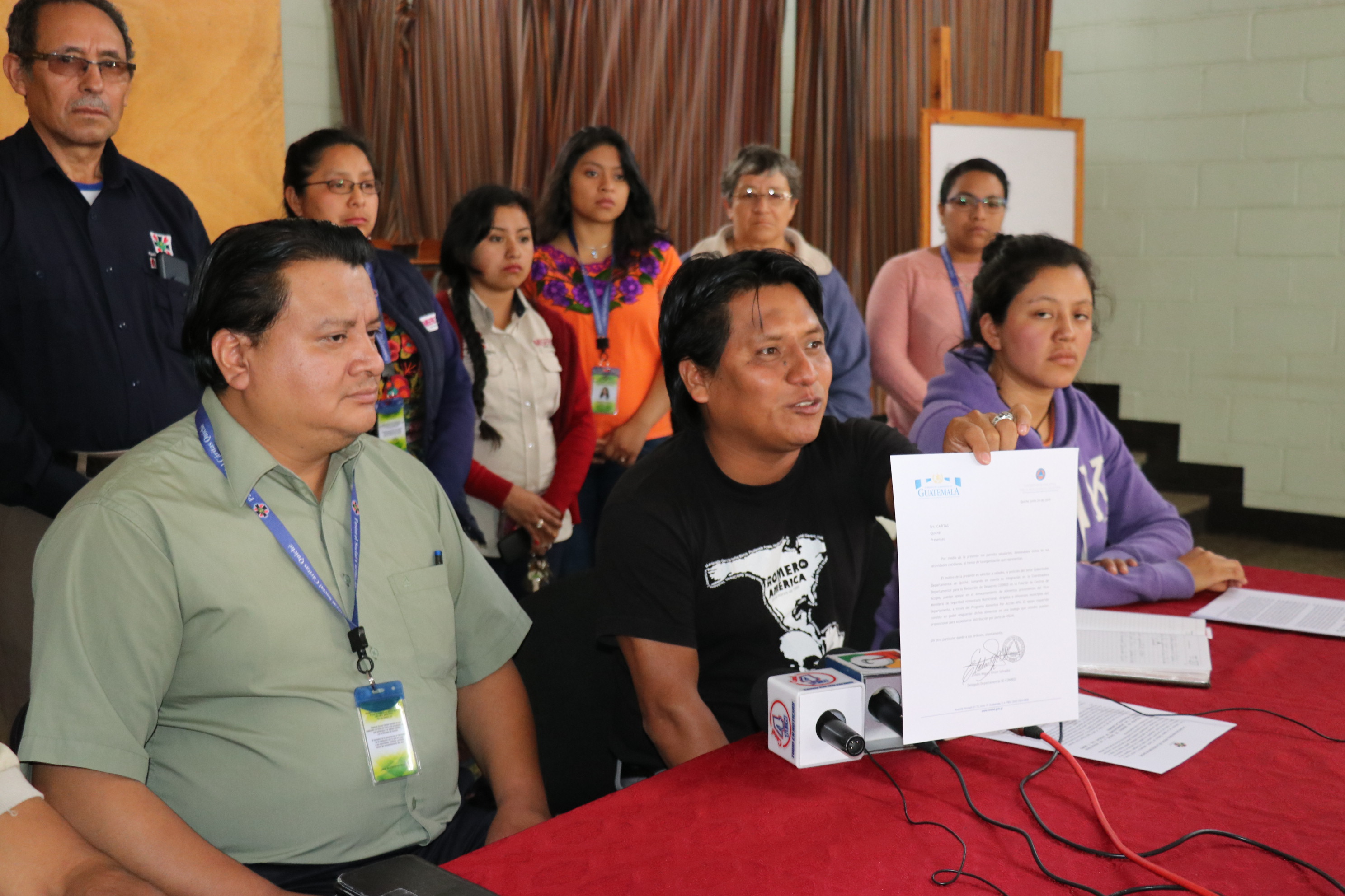 Representantes de Cáritas Quiché muestran el documento donde les habría mentido el representante de la Conred. (Foto Prensa Libre: Héctor Cordero).