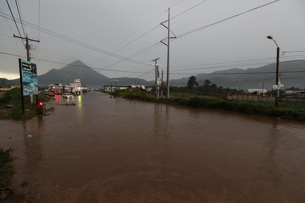 En el ingreso principal al Valle del Palajunoj se formó una laguna debido al colapso del sistema de drenajes. (Foto Prensa Libre: Mynor Toc)