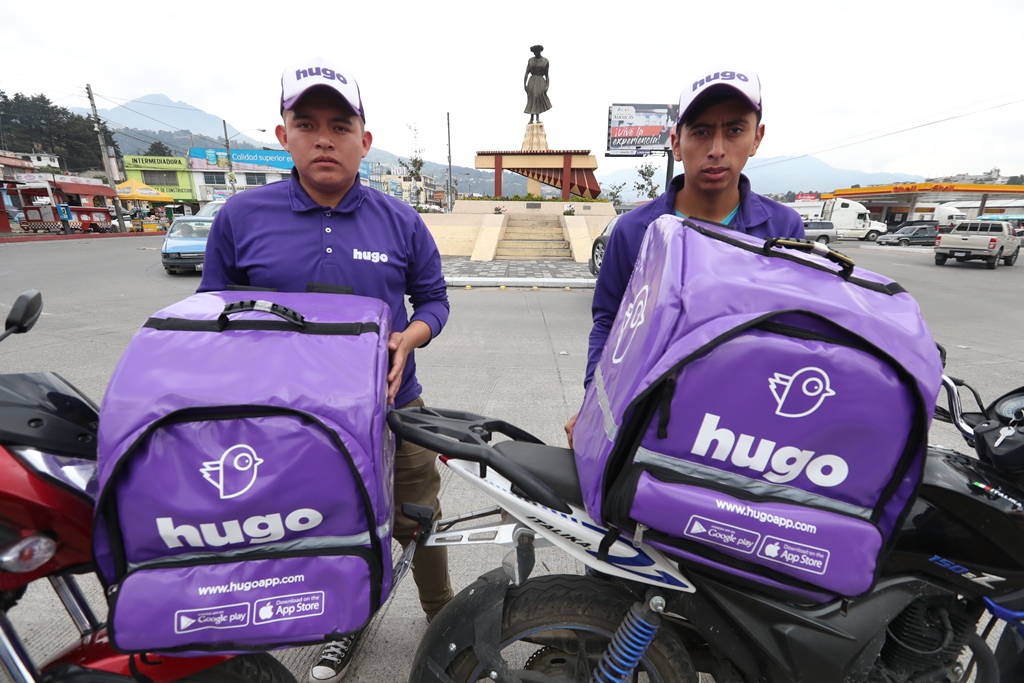La mayor carga laboral de Hugo se concentra en los pedidos de comida. (Foto Prensa Libre: Mynor Toc)