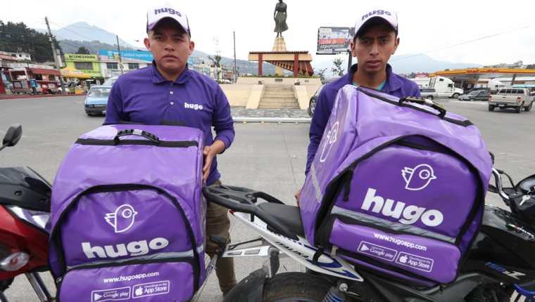 La mayor carga laboral de Hugo se concentra en los pedidos de comida. (Foto Prensa Libre: Mynor Toc)