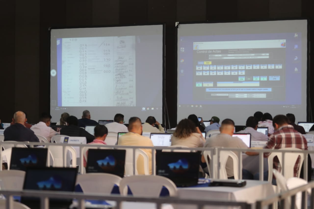 Pantallas gigantes proyectan los resultados de las actas electorales. (Foto Prensa Libre: Oscar Rivas)