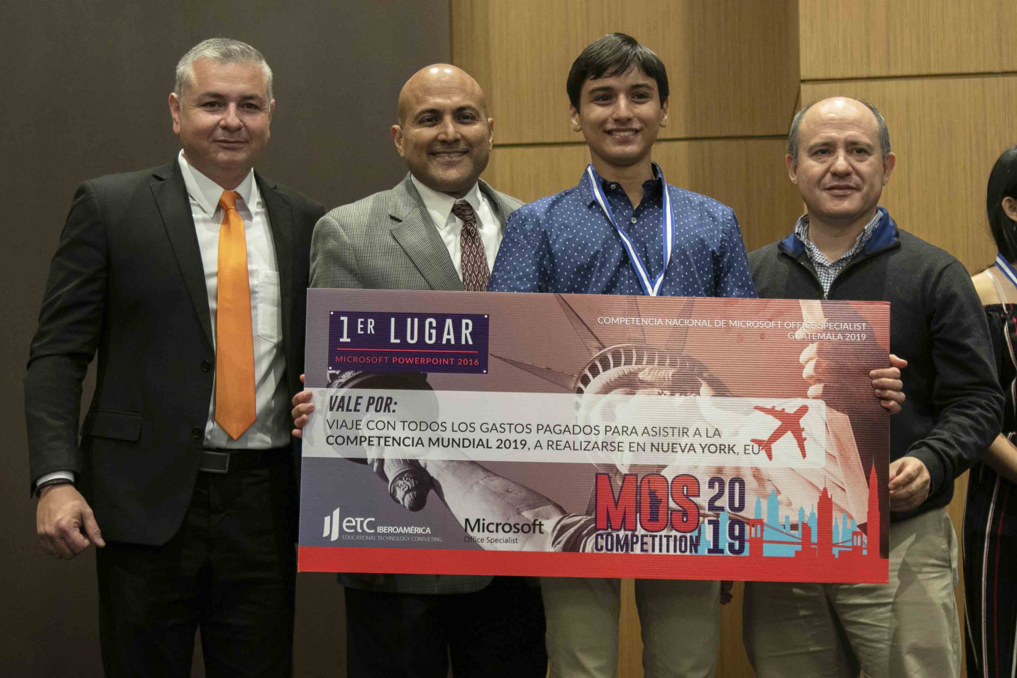 Roberto José Barreda Siekavizza, ganador de la competencia en Microsoft PowerPoint. (Foto Prensa Libre: Cortesía)