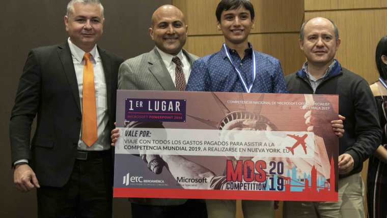 Roberto José Barreda Siekavizza, ganador de la competencia en Microsoft PowerPoint. (Foto Prensa Libre: Cortesía)