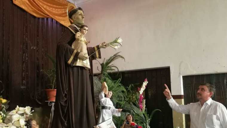 El párroco Miquel Cortés señala la imagen de San Antonio de Padua que se venera en la iglesia del barrio San Antonio, zona 6 capitalina. Festividad del 2017. (Foto Prensa Libre: Hemeroteca PL).