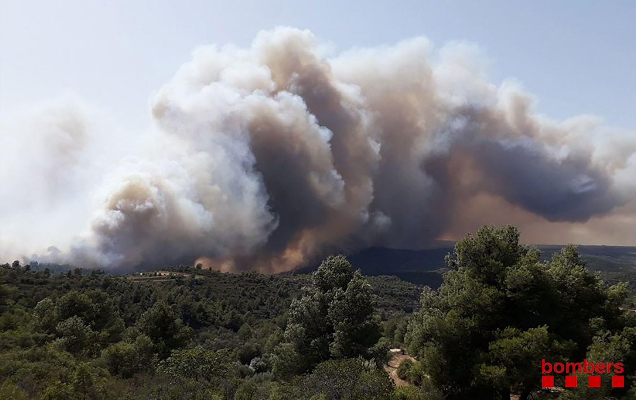 Incendio que afecta a España en plena ola de calor. (Foto Prensa Libre: AFP).