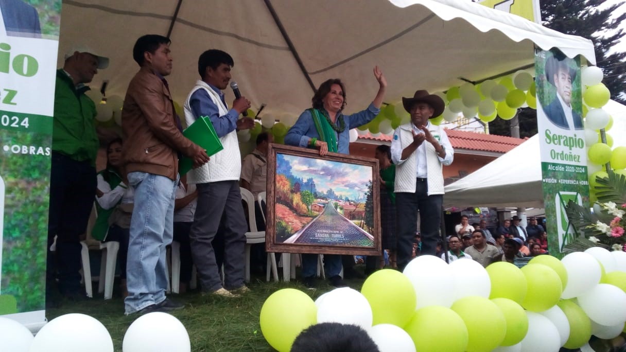 Pobladores le entregan una pintura a Sandra Torres y la comprometen a continuar desarrollando aldeas y caseríos de Tecpán. (Foto Prensa Libre: Noé Medina) 