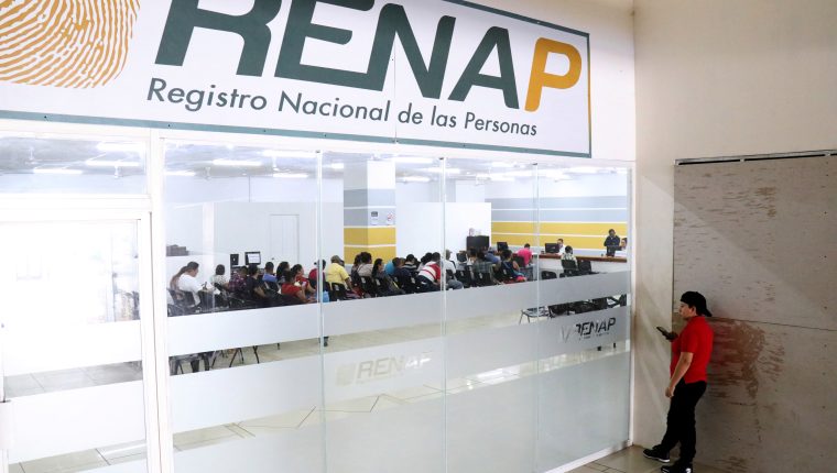 Usuarios esperan atención en la sede del Renap en Izabal. (Foto Prensa Libre: Hemeroteca PL)