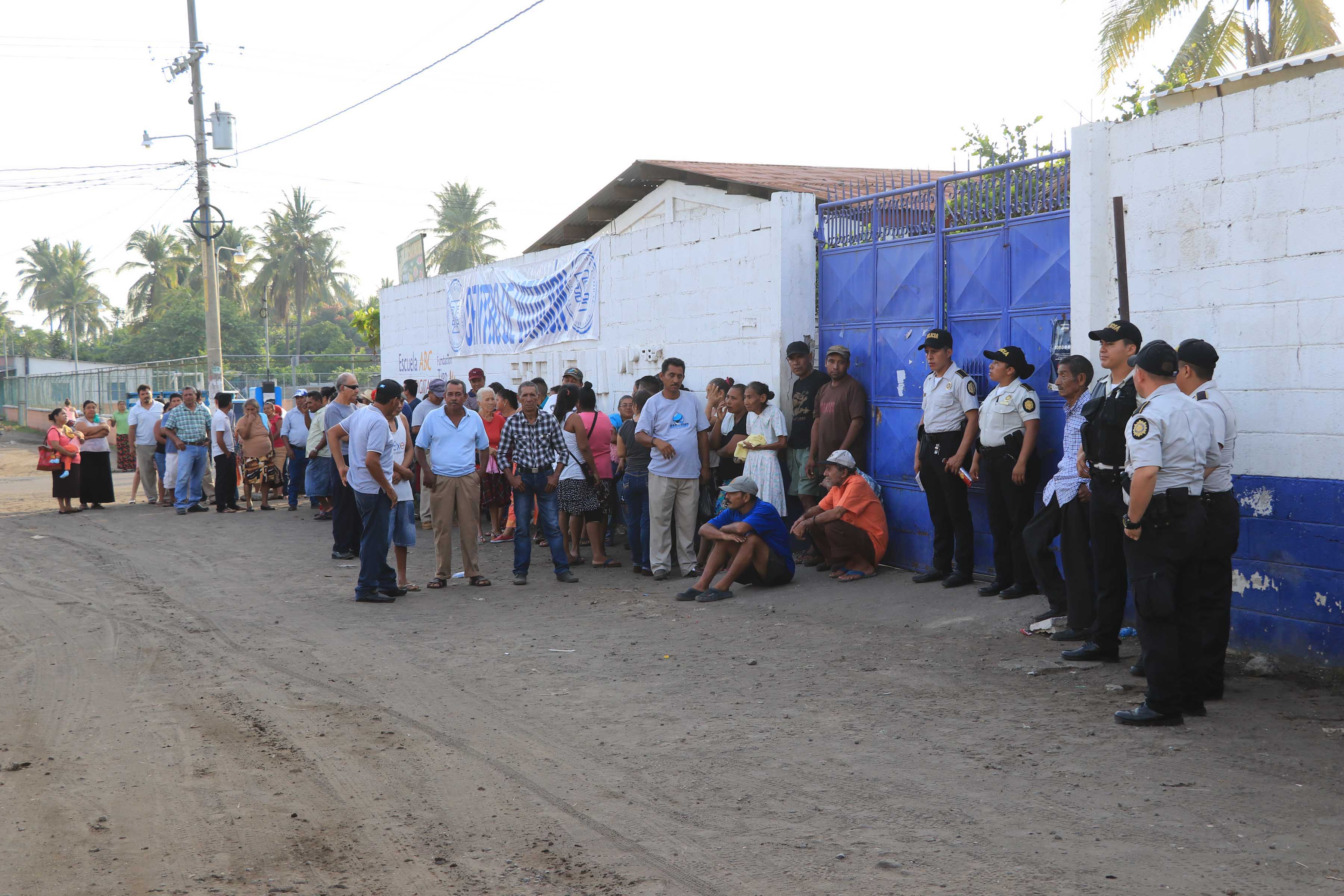 Por diferentes motivos las juntas electorales departamentales y municipales decidieron cambiar varios centros de votación. (Foto Prensa Libre: Hemeroteca PL) 
