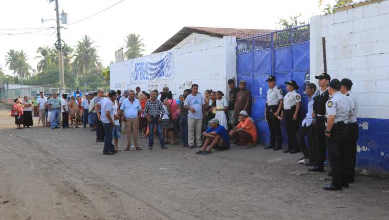 Por diferentes motivos las juntas electorales departamentales y municipales decidieron cambiar varios centros de votación. (Foto Prensa Libre: Hemeroteca PL) 
