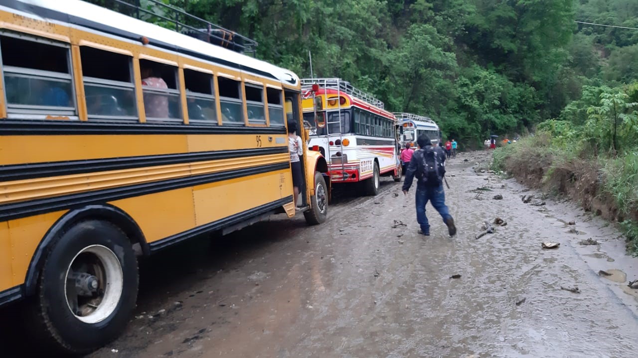 Autobuses no pudieron transitar debido a los derrumbes en la carretea que conecta con Sololá. (Foto Prensa Libre: Cortesía) 