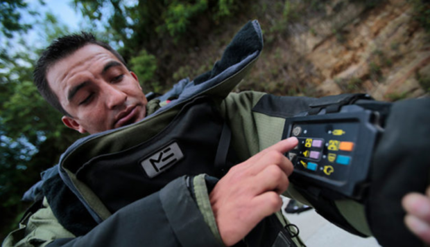 Experto en la manipulación de artefactos explosivos revisa equipo que utilizan para desactivarlos. (Foto Prensa Libre: Ministerio de Gobernación). 

