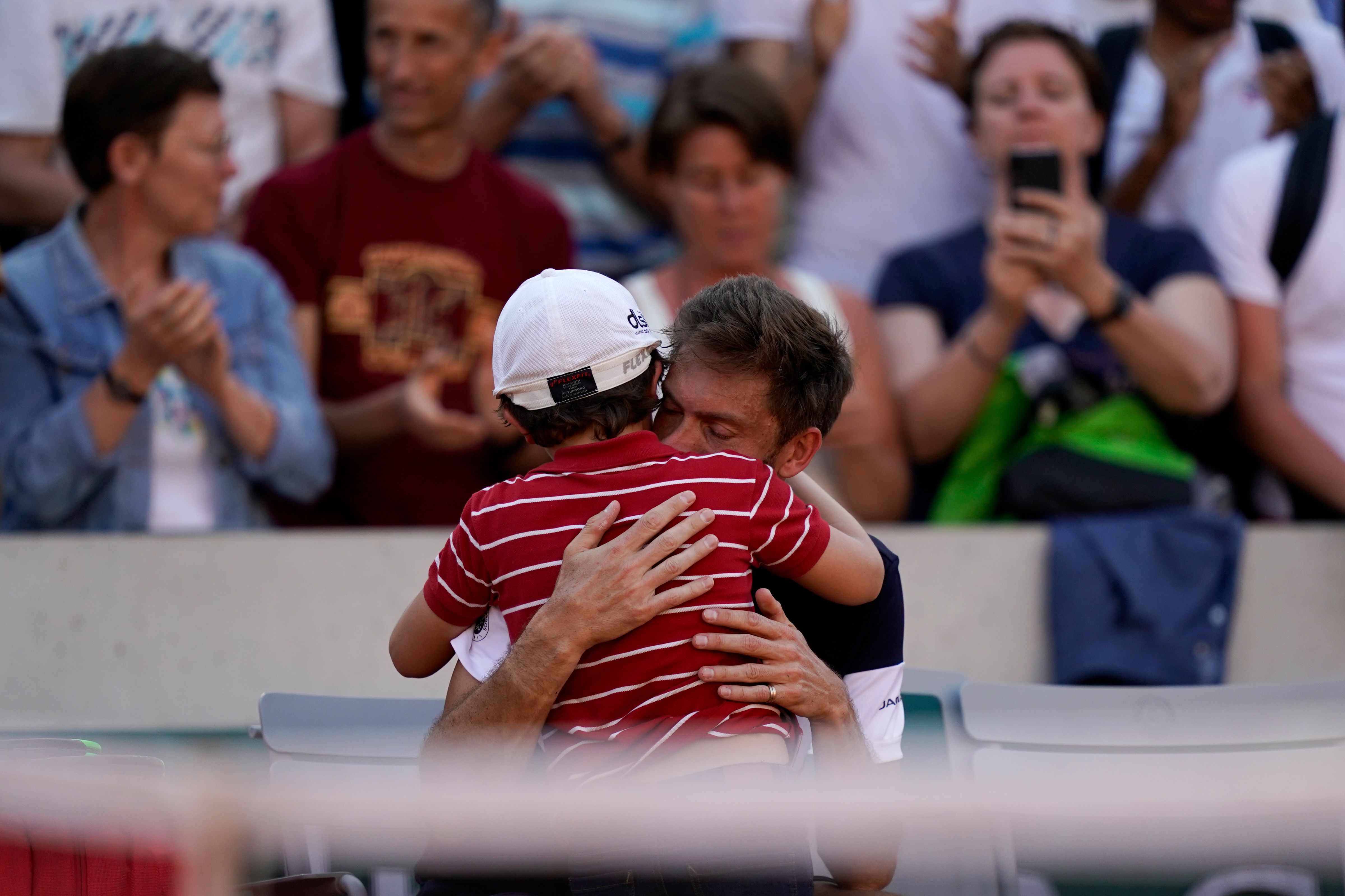 El hijo de Mahut corre para consolar a su padre y desata la ovación del público. (Foto Prensa Libre: AFP)
