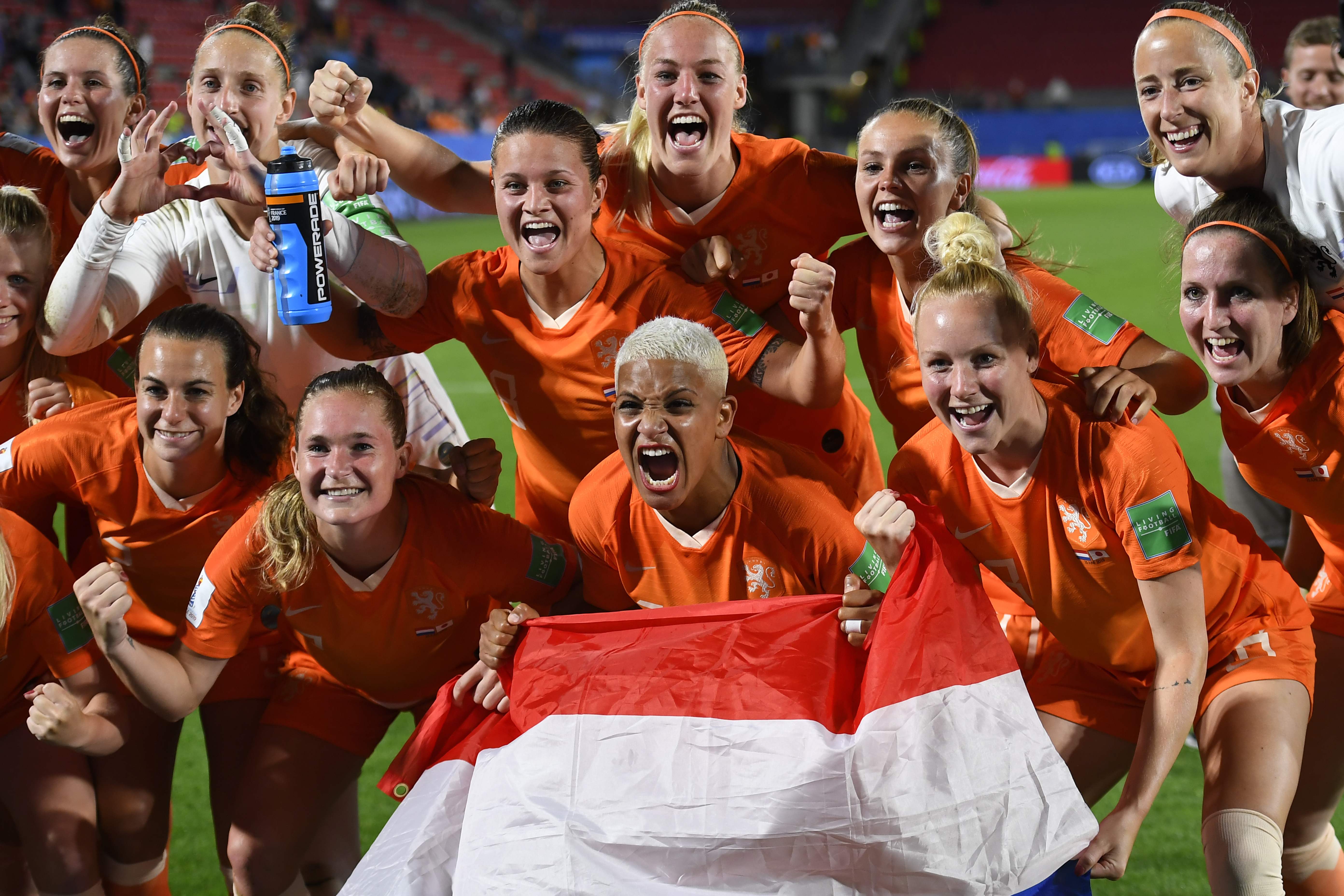 TOPSHOT - Netherlands' players celebrate at the end of the France 2019 Women's World Cup round of sixteen football match between Netherlands and Japan, on June 25, 2019, at the Roazhon Park stadium in Rennes, north western France. (Photo by Damien MEYER / AFP)