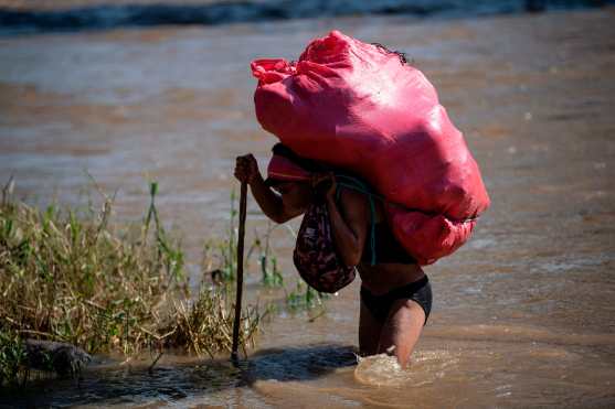 El río también lo cruzan varios comerciantes para ofrecer sus productos tanto en Guatemala como Mëxico. Foto Prensa Libre: AFP