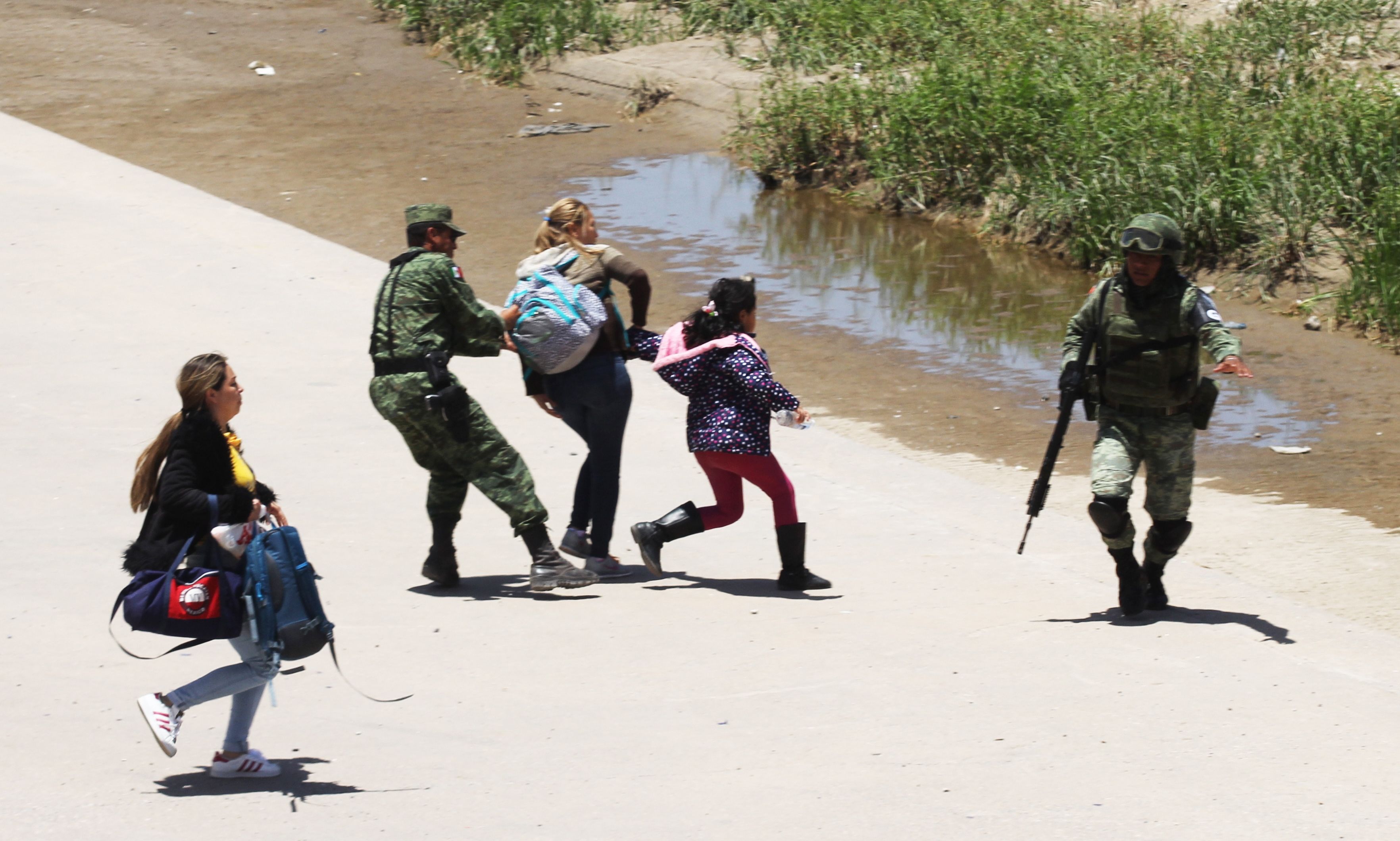 Soldados mexicanos detienen a dos mujeres y a una niña en la frontera de Ciudad Juárez. (Foto Prensa Libre: AFP)