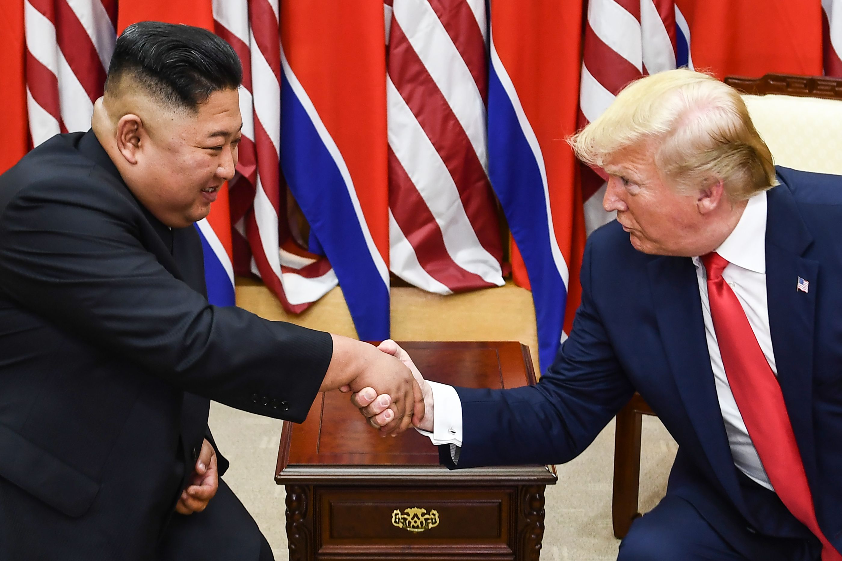 El líder de Corea del Norte Kim Jong Un y el presidente de los Estados Unidos Donald Trump se dan la mano durante una reunión en el lado sur de la Línea de Demarcación Militar que divide a Corea del Norte y del Sur. (Foto Prensa Libre: AFP)