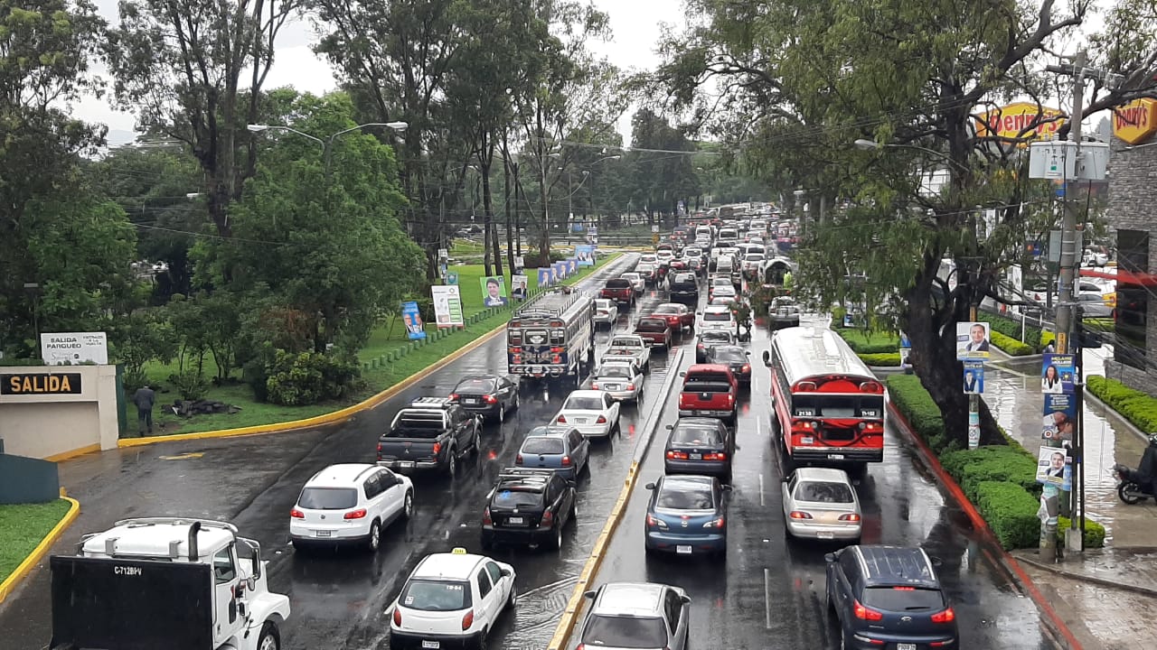 La lluvia ha complicado la movilidad en algunos puntos como el Bulevar Liberación. (Foto Prensa Libre: Andrea Domínguez).