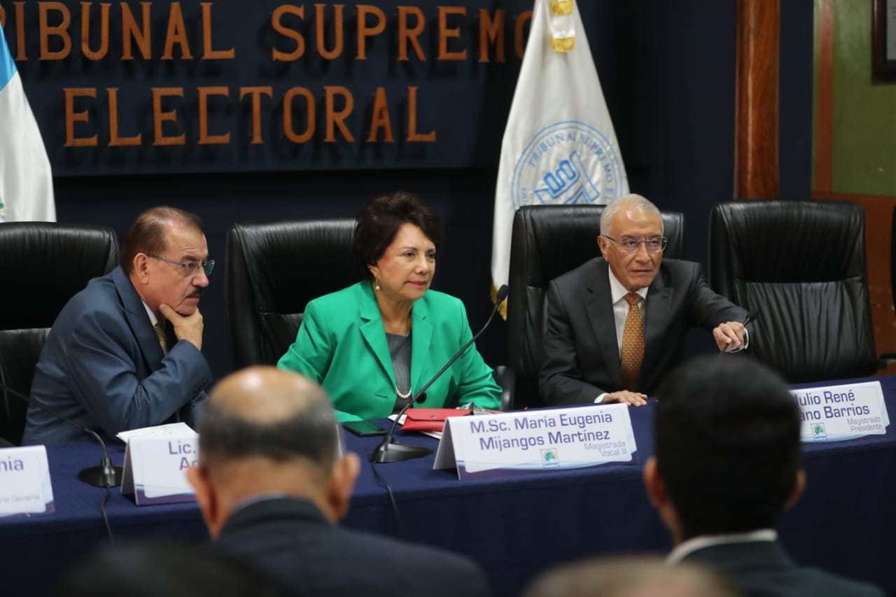 Magistrados del TSE se reúnen con fiscales de partidos políticos
