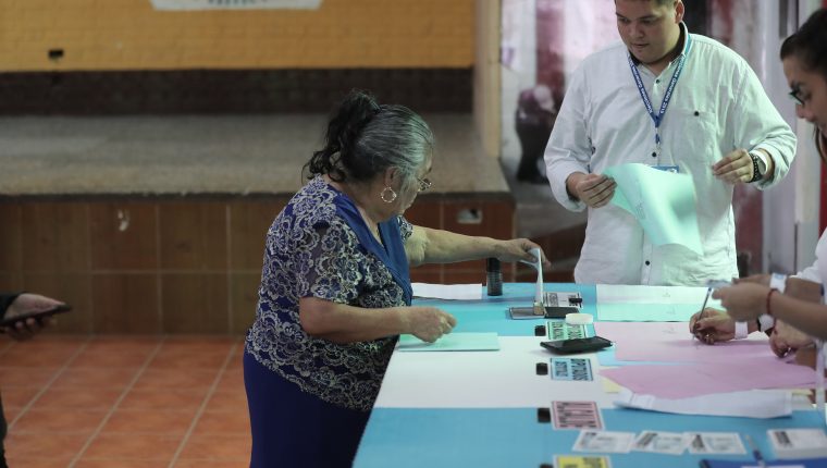 Ciudadanos emiten su sufragio durante las elecciones generales celebradas el pasado 16 de junio de 2019. (Foto Prensa Libre: Hemeroteca PL)