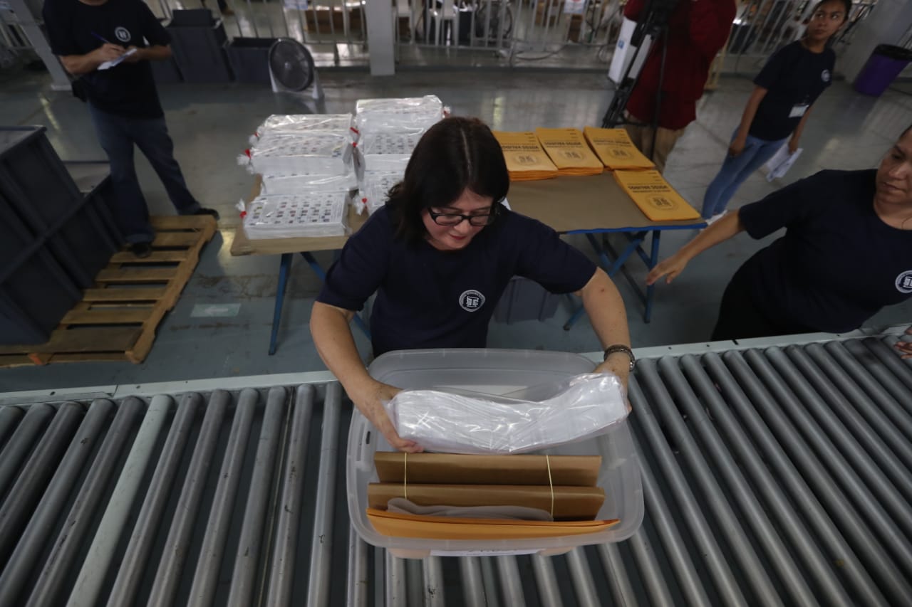 Personal del TSE trabaja en el embalaje de papeletas y enseres que serán utilizados para el voto en EE. UU. (Foto Prensa Libre: Óscar Rivas)