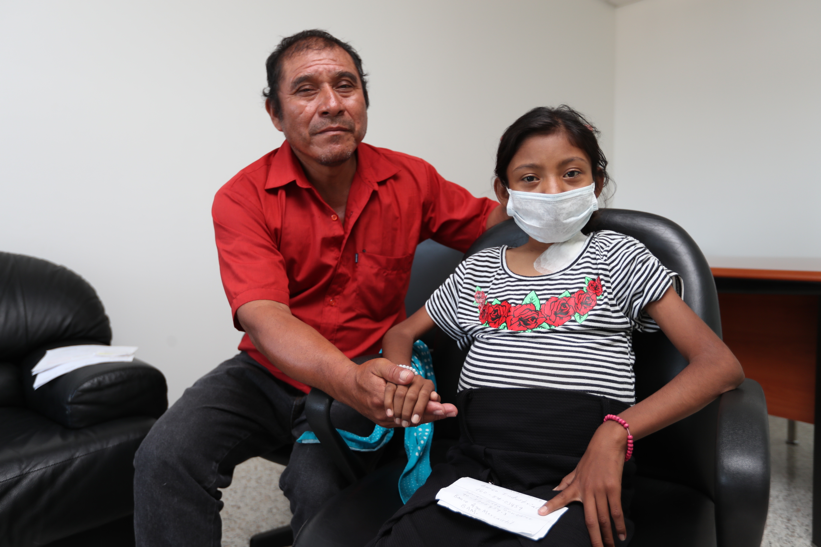 Ofelia Navas Cruz, de 15 años, sueña con seguir estudiando, pues desde que se enfermó su asistencia a la escuela ha sido irregular. (Foto Prensa Libre: César Pérez Marroquín)