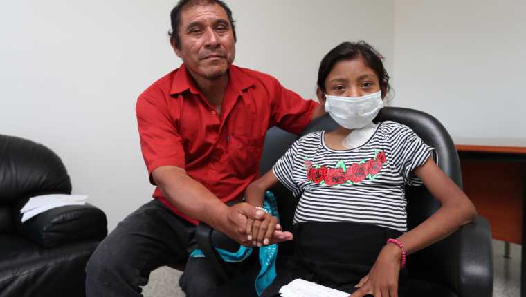 Ofelia Navas Cruz, de 15 años, sueña con seguir estudiando, pues desde que se enfermó su asistencia a la escuela ha sido irregular. (Foto Prensa Libre: César Pérez Marroquín)