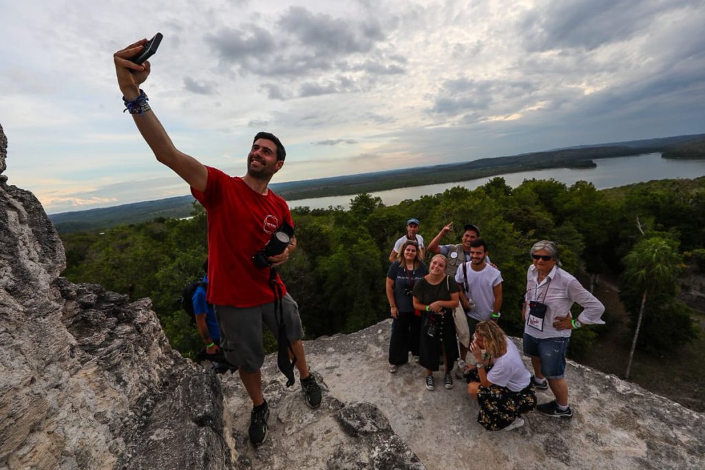 Alberto Menéndez de Mochileros TV es periodista especializado en viajes y turismo e influencia, en su visita al sitio arqueológico Yaxhá en Petén. (Foto, Prensa Libre: Inguat).