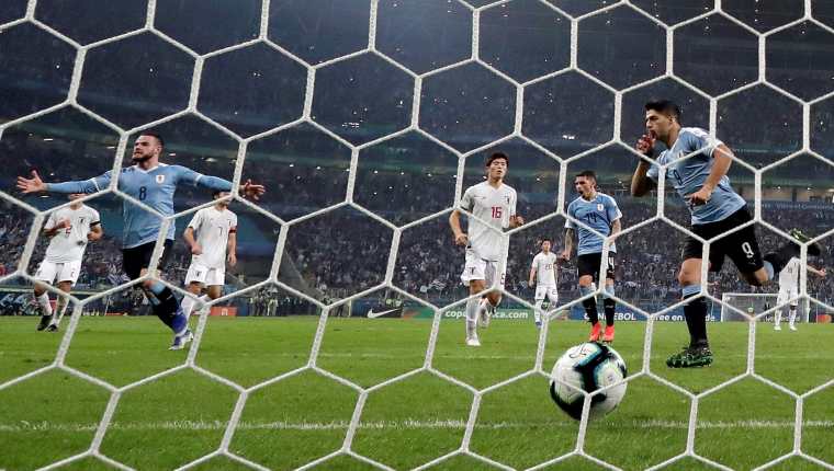 El jugador de Uruguay Luis Suárez (d) celebra un gol, durante el partido Uruguay-Japón del Grupo C de la Copa América de Fútbol 2019. (Foto Prensa Libre: EFE)