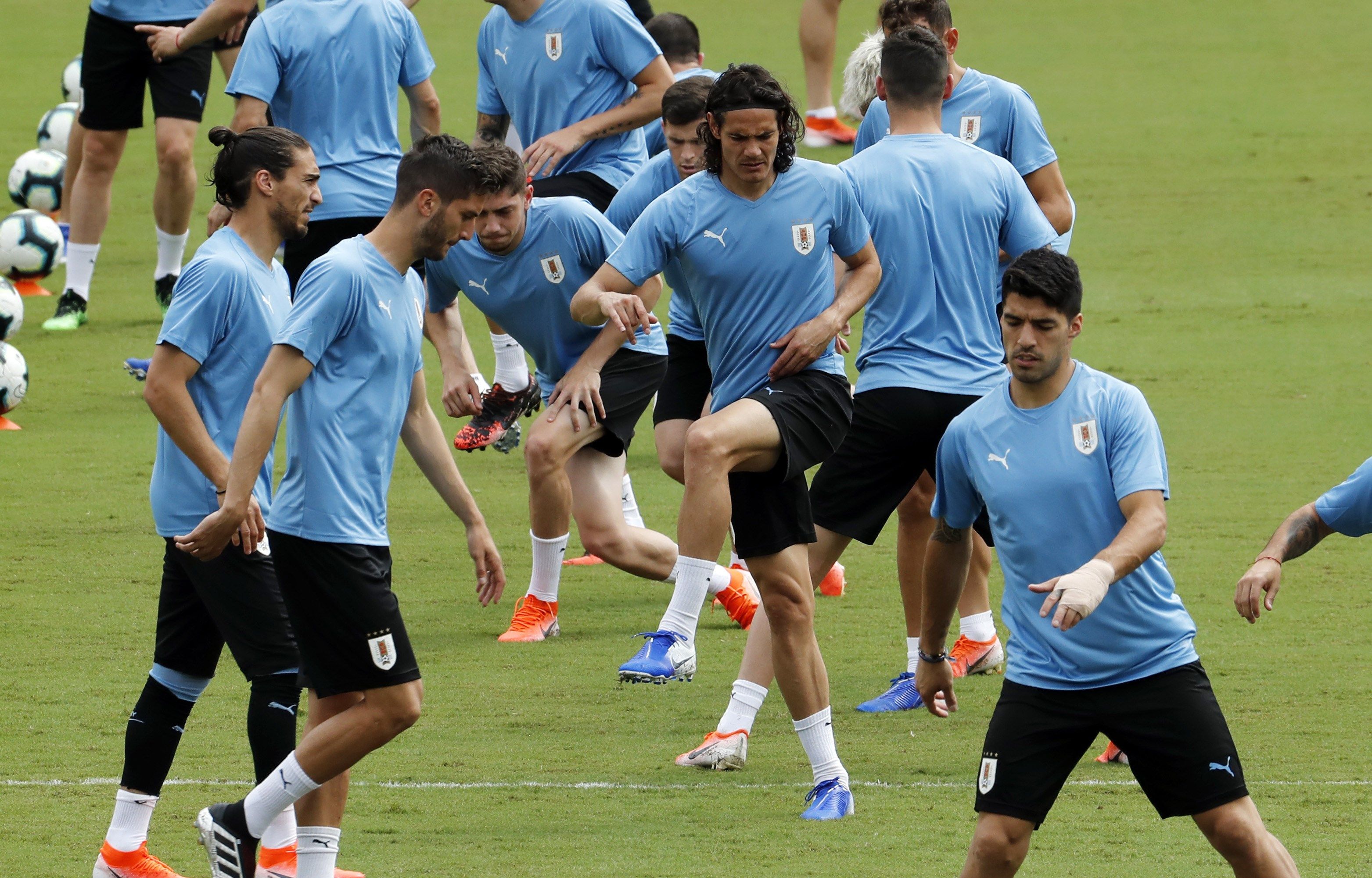 Los jugadores de la selección de fútbol de Uruguay se alistan para el juego contra los peruanos. (Foto Prensa Libre: AFP)