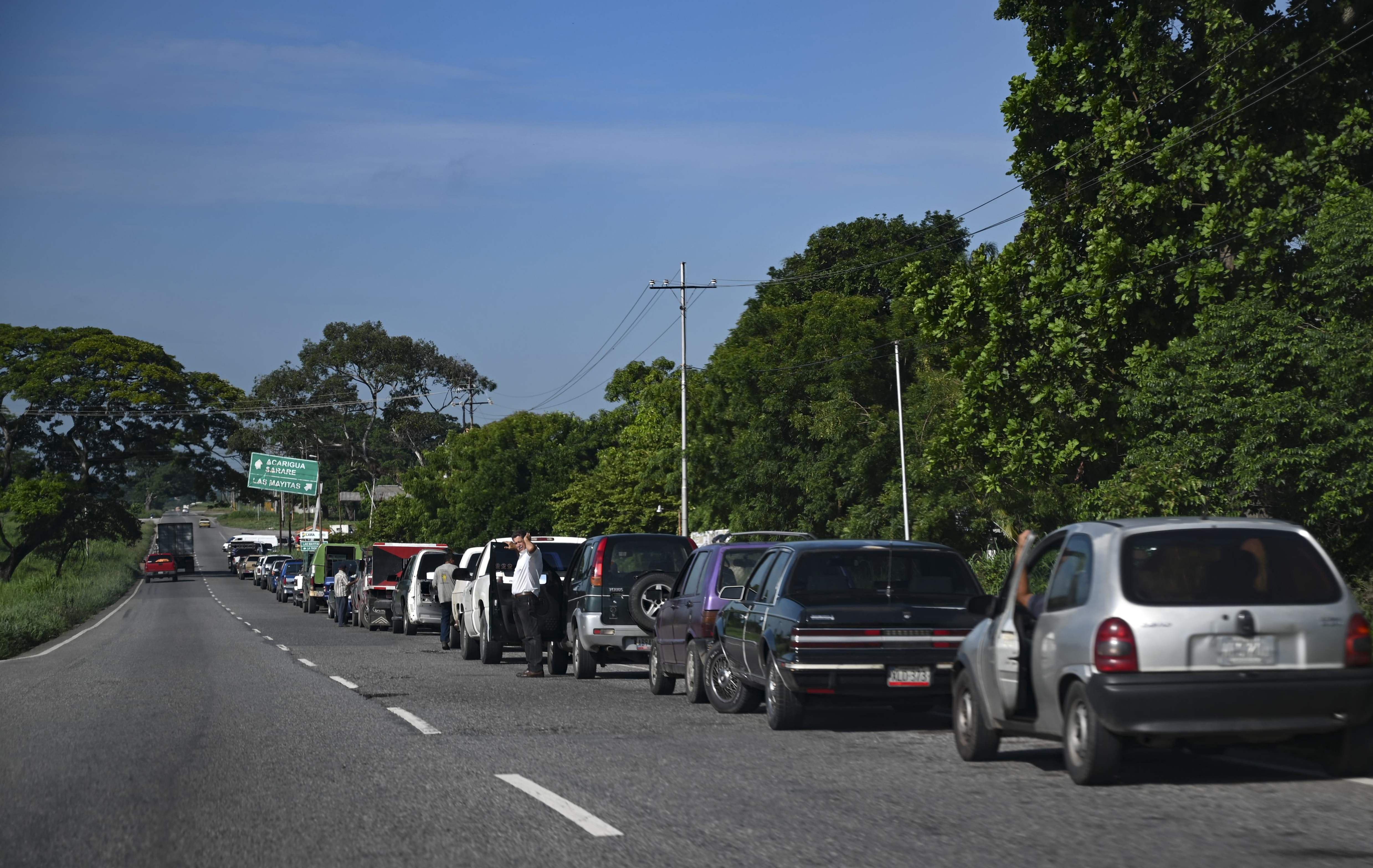 Conductores esperan en fila para abastecerse en una gasolinera, en Barinas, Venezuela. (Foto Prensa Libre: AFP)
