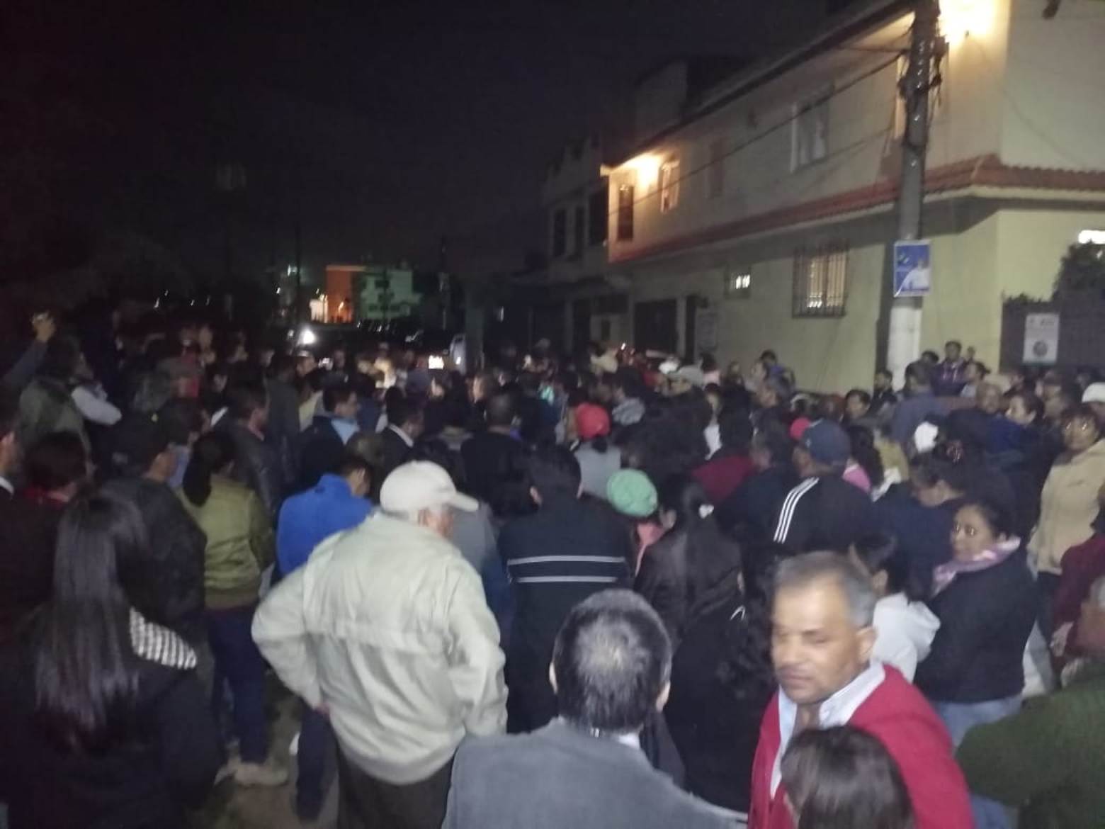 Cientos de vecinos se reunieron para exigir al alcalde que se concluya con el recapeo. (Fotos Prensa Libre: María Longo) 