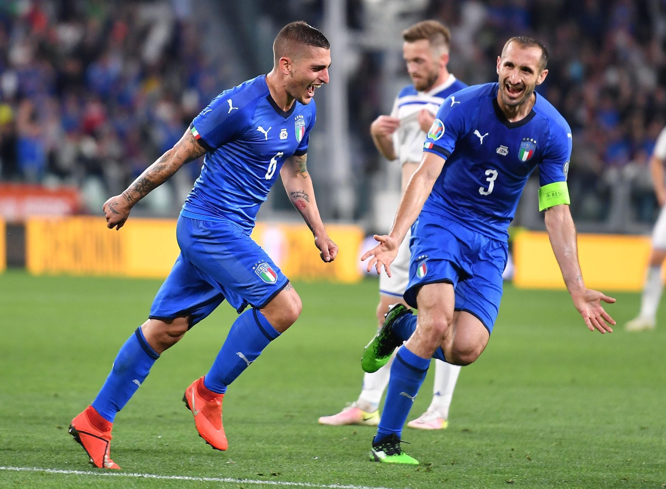 Marco Verratti (izquierda) de Italia celebra un gol ante Bosnia, durante el partido de clasificación para el Grupo J de la UEFA Euro 2020. (Foto Prensa Libre: EFE)