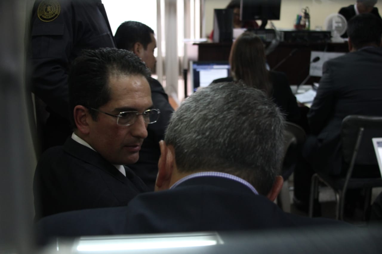 El exministro de Economía, Víctor Manuel Asturias Cordón y Luis Gerardo Marroquín Villacorta, comparecieron en el Juzgado Cuarto Penal. (Foto Prensa Libre: (Noé Medina)
