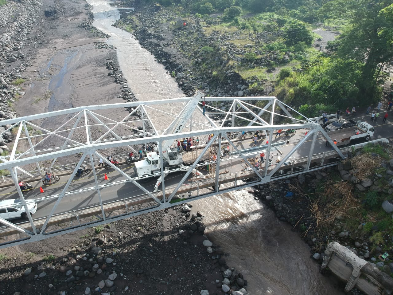 El puente Carlos Castillo Armas, en Escuintla, permanece cerrado por  reparaciones a su estructura. (Foto Prensa Libre: Rolando Miranda)