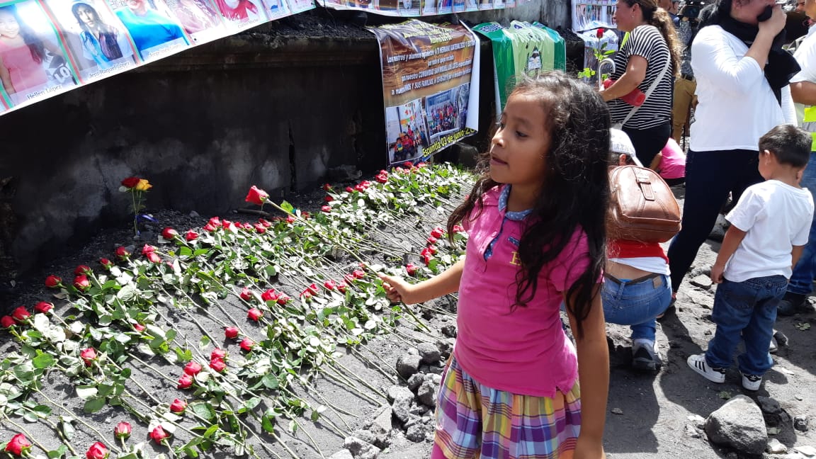 “Este día me trae tristeza”, familiares recuerdan con una rosa a las víctimas de la erupción del Volcán de Fuego