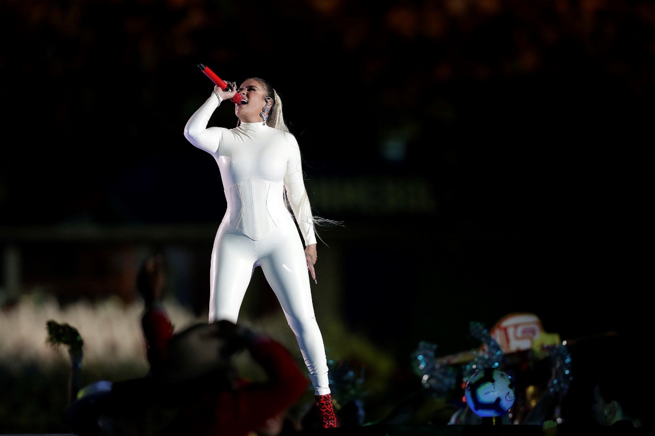 Karol G desata una ola de burlas en las redes sociales por su interpretación en la inauguración de la Copa América 2019. (Foto Prensa Libre: EFE) 