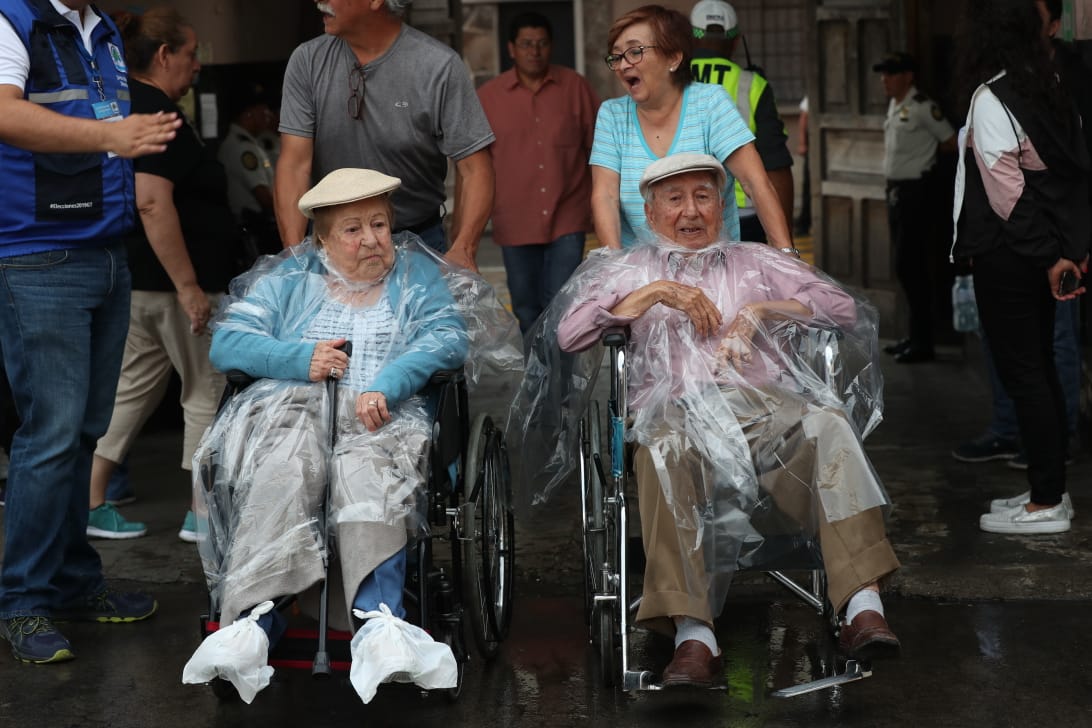 Para muchas personas, votar es un deber cívico, por lo que pese a la lluvia y su avanzada edad acudieron a las urnas. (Foto Prensa Libre: Raúl Juárez)