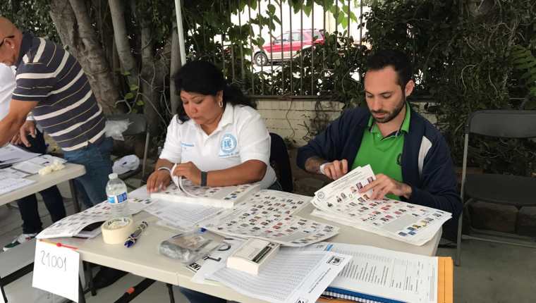 Los votos por  los listados distritales y nacional daban una ventaja considerable al partido UNE. (Foto Prensa Libre: Marco López)
