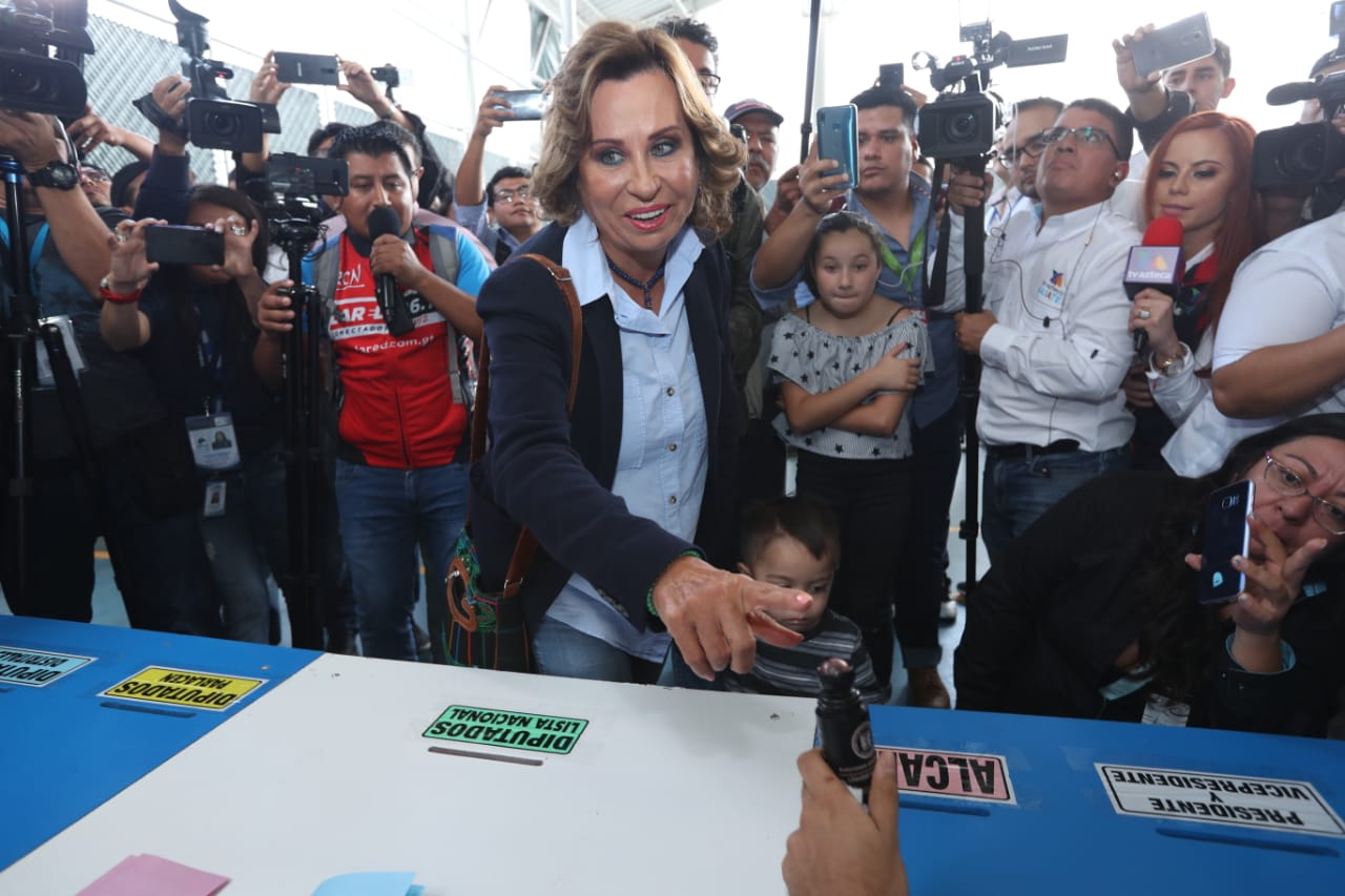 La presidenciable por el partido UNE, Sandra Torres, emitió su voto en la zona 15. (Foto Prensa Libre: Esbin García)