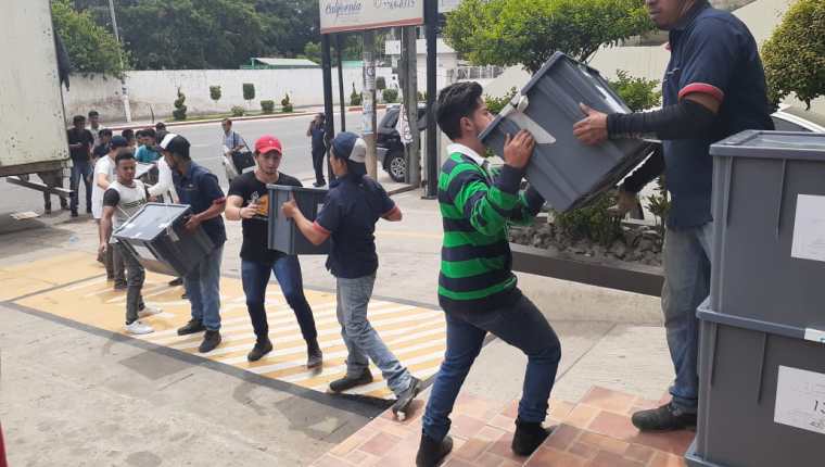 Las cajas con las boletas electorales son retiradas de los centros de votación en Huehuetenango.( Foto Prensa Libre: Mike Castillo)